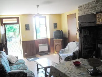 Télévision ou salle de divertissement dans l'établissement Gîte de France à Sainte Fortunade 2 épis - Gîte de France 5 personnes MAE-6454