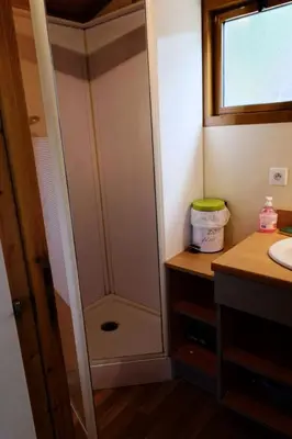 Salle de bains dans l'établissement Gîte de France Chalet n°3 - Gîte de France 4 personnes MAE-6494