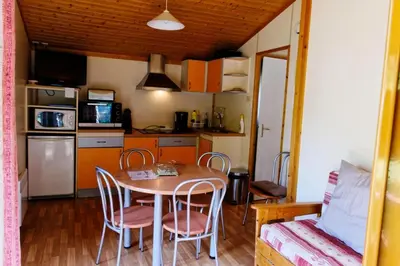 Cuisine ou kitchenette dans l'établissement Gîte de France Chalet n°3 - Gîte de France 4 personnes MAE-6494