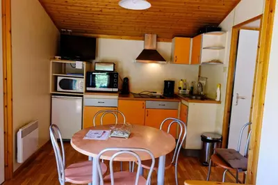 Cuisine ou kitchenette dans l'établissement Gîte de France Chalet n°4 - Gîte de France 4 personnes MAE-6504