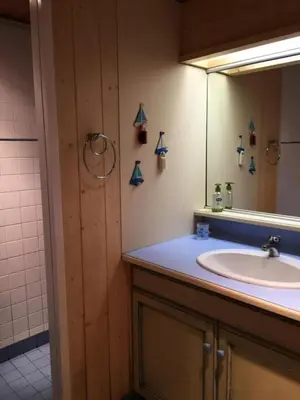 Salle de bains dans l'établissement Gîte de France La gloire 3 épis - Gîte de France 4 personnes MAE-6514