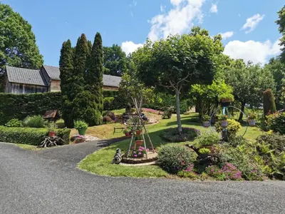 Jardin de l'établissement Gîte de France à Lissac sur Couze 3 épis - Gîte de France 4 personnes MAE-6524