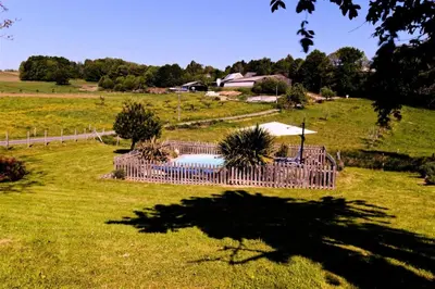 Piscine de l'établissement Gîte de France Les figuiers 3 épis - Gîte de France 4 personnes MAE-6544 ou située à proximité
