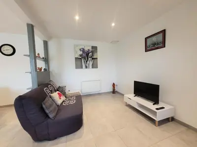 Télévision ou salle de divertissement dans l'établissement Gîte de France Gite capucine 2 épis - Gîte de France 2 personnes MAE-6564