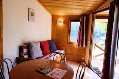 Coin salon dans l'établissement Gîte de France Chalet n°2 - Gîte de France 4 personnes MAE-6644