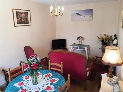 Télévision ou salle de divertissement dans l'établissement Gîte de France Au bon accueil 2 épis - Gîte de France 4 personnes MAE-6654