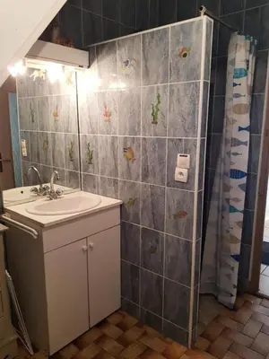 Salle de bains dans l'établissement Gîte de France Au bon accueil 2 épis - Gîte de France 4 personnes MAE-6654