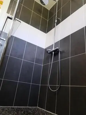 Salle de bains dans l'établissement Gîte de France Au bord de l'eau 3 épis - Gîte de France 6 personnes MAE-6674