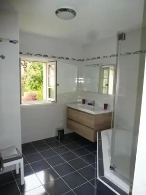 Salle de bains dans l'établissement Gîte de France Chez le fustier 4 épis - Gîte de France 6 personnes MAE-8924