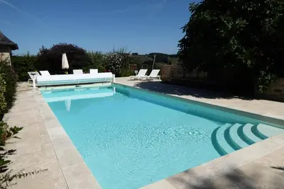 Piscine de l'établissement Gîte de France Chez le fustier 4 épis - Gîte de France 6 personnes MAE-8924 ou située à proximité