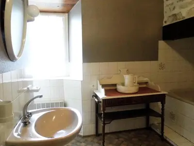 Salle de bains dans l'établissement Gîte de France Le pouget 3 épis - Gîte de France 7 personnes MAE-8944
