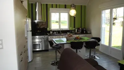 Cuisine ou kitchenette dans l'établissement Gîte de France L'oustal du lac 3 épis - Gîte de France 4 personnes MAE-8964