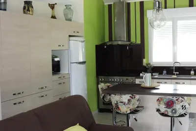 Cuisine ou kitchenette dans l'établissement Gîte de France L'oustal du lac 3 épis - Gîte de France 4 personnes MAE-8964