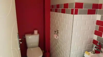 Salle de bains dans l'établissement Gîte de France L'oustal du lac 3 épis - Gîte de France 4 personnes MAE-8964