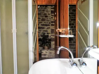 Salle de bains dans l'établissement Gîte de France Chez le garde 3 épis - Gîte de France 4 personnes MAE-8974