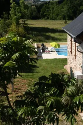 Piscine de l'établissement Gîte de France Gîte de cuillère 3 épis - Gîte de France 8 personnes MAE-8984 ou située à proximité