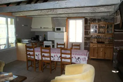 Cuisine ou kitchenette dans l'établissement Gîte de France Gîte de cuillère 3 épis - Gîte de France 8 personnes MAE-8984
