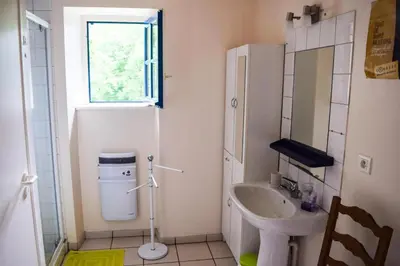 Salle de bains dans l'établissement Gîte de France N°2 3 épis - Gîte de France 4 personnes MAE-9044