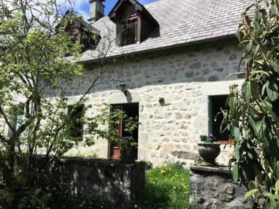 Jardin de l'établissement Gîte de France à Saint-Exupéry-les-Roches 3 épis - Gîte de France 6 personnes MAE-9064