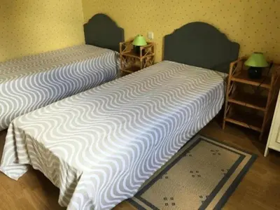 Un ou plusieurs lits dans un hébergement de l'établissement Gîte de France à Saint-Exupéry-les-Roches 3 épis - Gîte de France 6 personnes MAE-9064