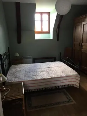 Un ou plusieurs lits dans un hébergement de l'établissement Gîte de France à Saint-Exupéry-les-Roches 3 épis - Gîte de France 6 personnes MAE-9064
