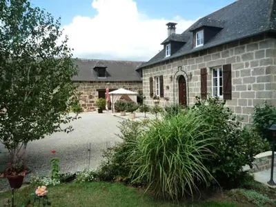 Jardin de l'établissement Gîte de France Les hauts de la valade 3 épis - Gîte de France 4 personnes MAE-9084