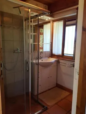 Salle de bains dans l'établissement Gîte de France De la bergerie 2 épis - Gîte de France 4 personnes MAE-9104