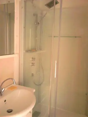Salle de bains dans l'établissement Gîte de France Gite du bourg 2 épis - Gîte de France 7 personnes MAE-9124