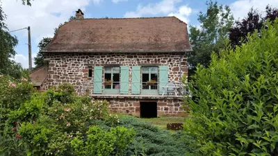 Jardin de l'établissement Gîte de France La besse 2 épis - Gîte de France 6 personnes MAE-9144