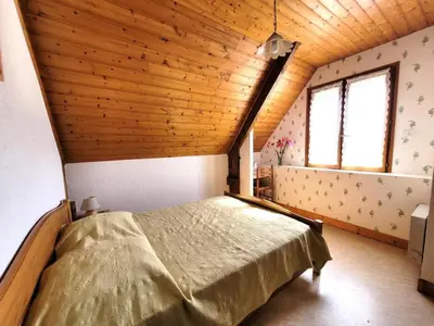 Un ou plusieurs lits dans un hébergement de l'établissement Gîte de France La besse 2 épis - Gîte de France 6 personnes MAE-9144