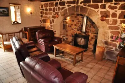 Coin salon dans l'établissement Gîte de France La besse 2 épis - Gîte de France 6 personnes MAE-9144