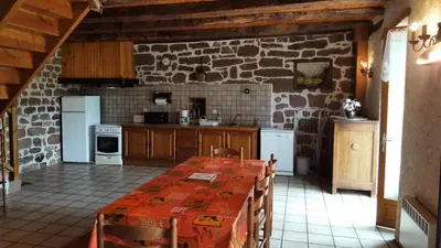 Cuisine ou kitchenette dans l'établissement Gîte de France La besse 2 épis - Gîte de France 6 personnes MAE-9144