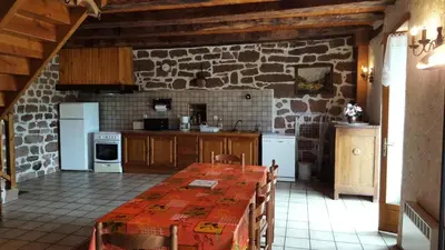 Cuisine ou kitchenette dans l'établissement Gîte de France La besse 2 épis - Gîte de France 6 personnes MAE-9144