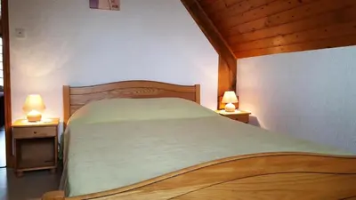 Un ou plusieurs lits dans un hébergement de l'établissement Gîte de France La besse 2 épis - Gîte de France 6 personnes MAE-9144