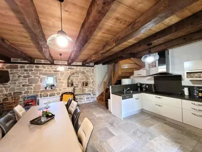 Cuisine ou kitchenette dans l'établissement Gîte de France Les 7 sources 3 épis - Gîte de France 4 personnes MAE-9154