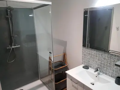 Salle de bains dans l'établissement Gîte de France Gîte vallée de la sourdoire 3 épis - Gîte de France 6 personnes MAE-9184