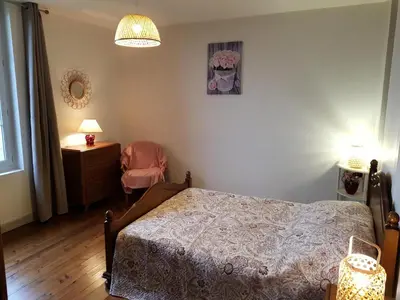 Un ou plusieurs lits dans un hébergement de l'établissement Gîte de France Gîte vallée de la sourdoire 3 épis - Gîte de France 6 personnes MAE-9184