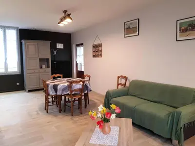 Coin salon dans l'établissement Gîte de France Gîte vallée de la sourdoire 3 épis - Gîte de France 6 personnes MAE-9184