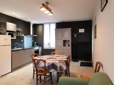 Cuisine ou kitchenette dans l'établissement Gîte de France Gîte vallée de la sourdoire 3 épis - Gîte de France 6 personnes MAE-9184