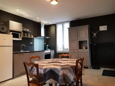 Cuisine ou kitchenette dans l'établissement Gîte de France Gîte vallée de la sourdoire 3 épis - Gîte de France 6 personnes MAE-9184