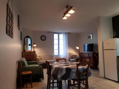 Télévision ou salle de divertissement dans l'établissement Gîte de France Gîte vallée de la sourdoire 3 épis - Gîte de France 6 personnes MAE-9184