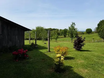 Jardin de l'établissement Gîte de France Pierrelise 3 épis - Gîte de France 8 personnes MAE-9194