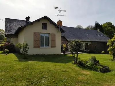 Jardin de l'établissement Gîte de France Pierrelise 3 épis - Gîte de France 8 personnes MAE-9194