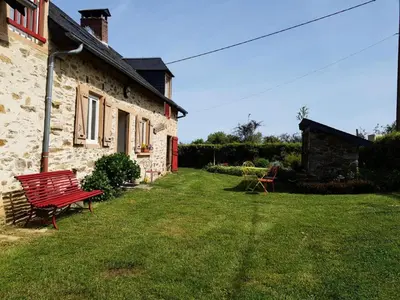 Jardin de l'établissement Gîte de France Pierrelise 3 épis - Gîte de France 8 personnes MAE-9194