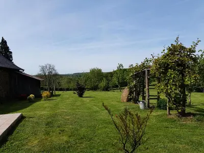 Jardin de l'établissement Gîte de France Pierrelise 3 épis - Gîte de France 8 personnes MAE-9194