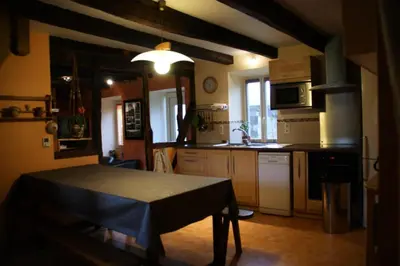 Cuisine ou kitchenette dans l'établissement Gîte de France Pierrelise 3 épis - Gîte de France 8 personnes MAE-9194