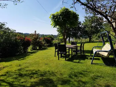 Jardin de l'établissement Gîte de France Chas lo fustier 3 épis - Gîte de France 4 personnes MAE-9214