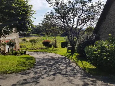 Jardin de l'établissement Gîte de France Chas lo fustier 3 épis - Gîte de France 4 personnes MAE-9214