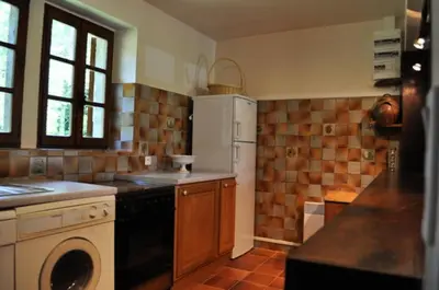 Cuisine ou kitchenette dans l'établissement Gîte de France à Lignareix 3 épis - Gîte de France 8 personnes MAE-9224