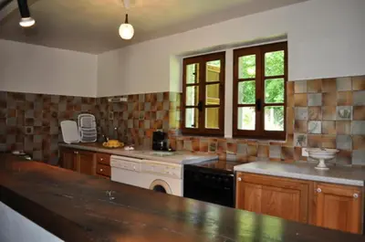 Cuisine ou kitchenette dans l'établissement Gîte de France à Lignareix 3 épis - Gîte de France 8 personnes MAE-9224